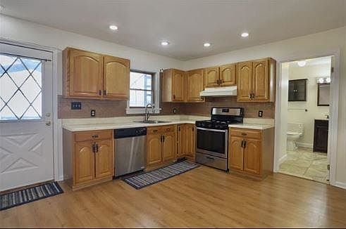 4th image of 136 Essex St #3