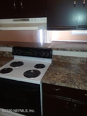 3rd image of 10720 Meadowlea Cir W
