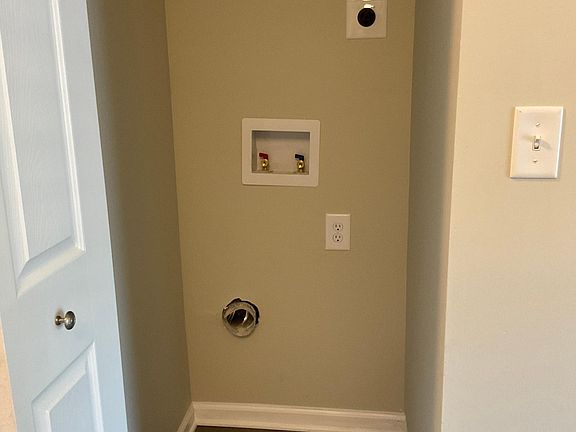 5th image of 255 Oxford Dr