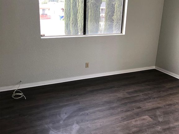 5th image of 885 Iona Dr
