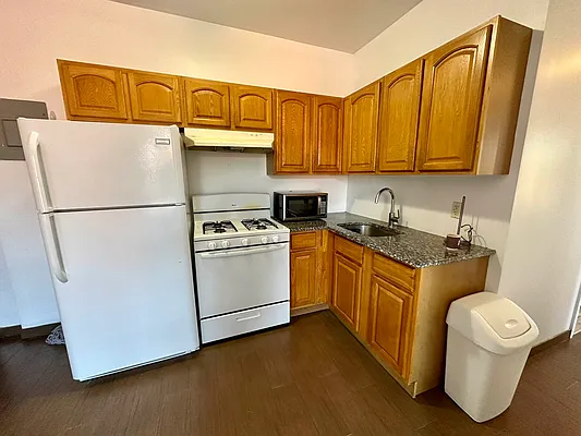 Rented by Marquis Real Estate Services | media 22