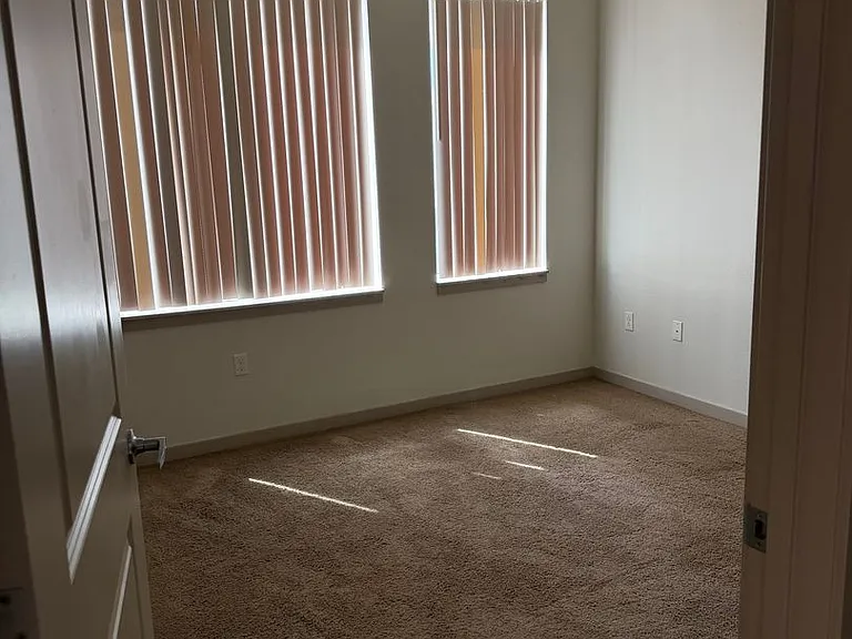 1305 N Peoria St — Photo 15