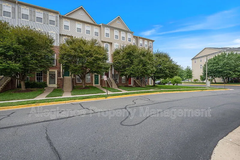 3 bed, 2.0 bath, 1512 sqft, $2,675 — Photo 2