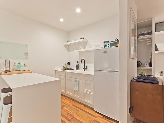 4th image of 601 N 6th Ave #201