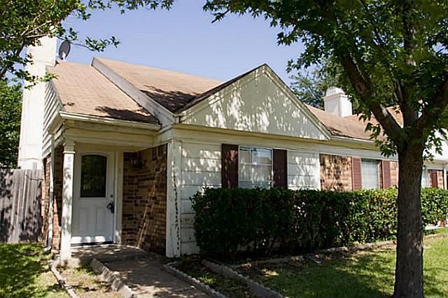1st image of 827 Versailles St
