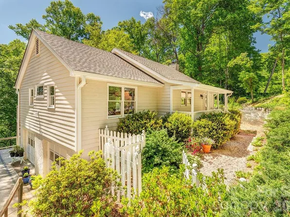 146 Churchill Downs Dr, Fairview, NC 28730