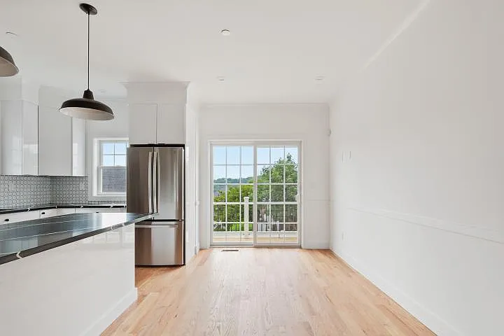 109 Park Ave E — Photo 4