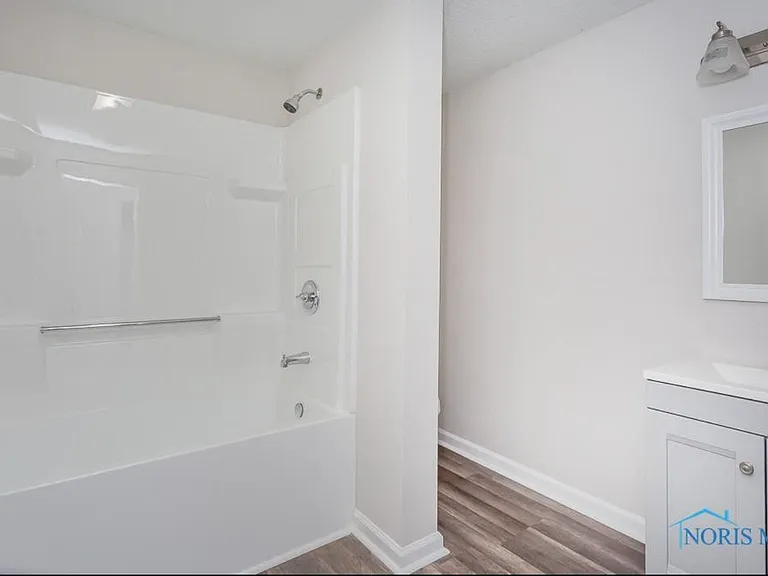 421 E Streicher St — Photo 2