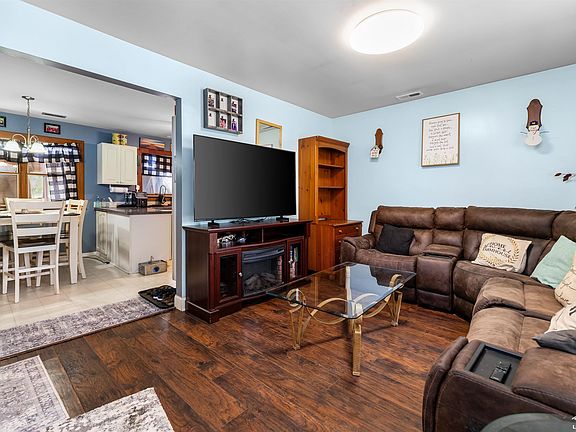 4th image of 30374 Torry Ave