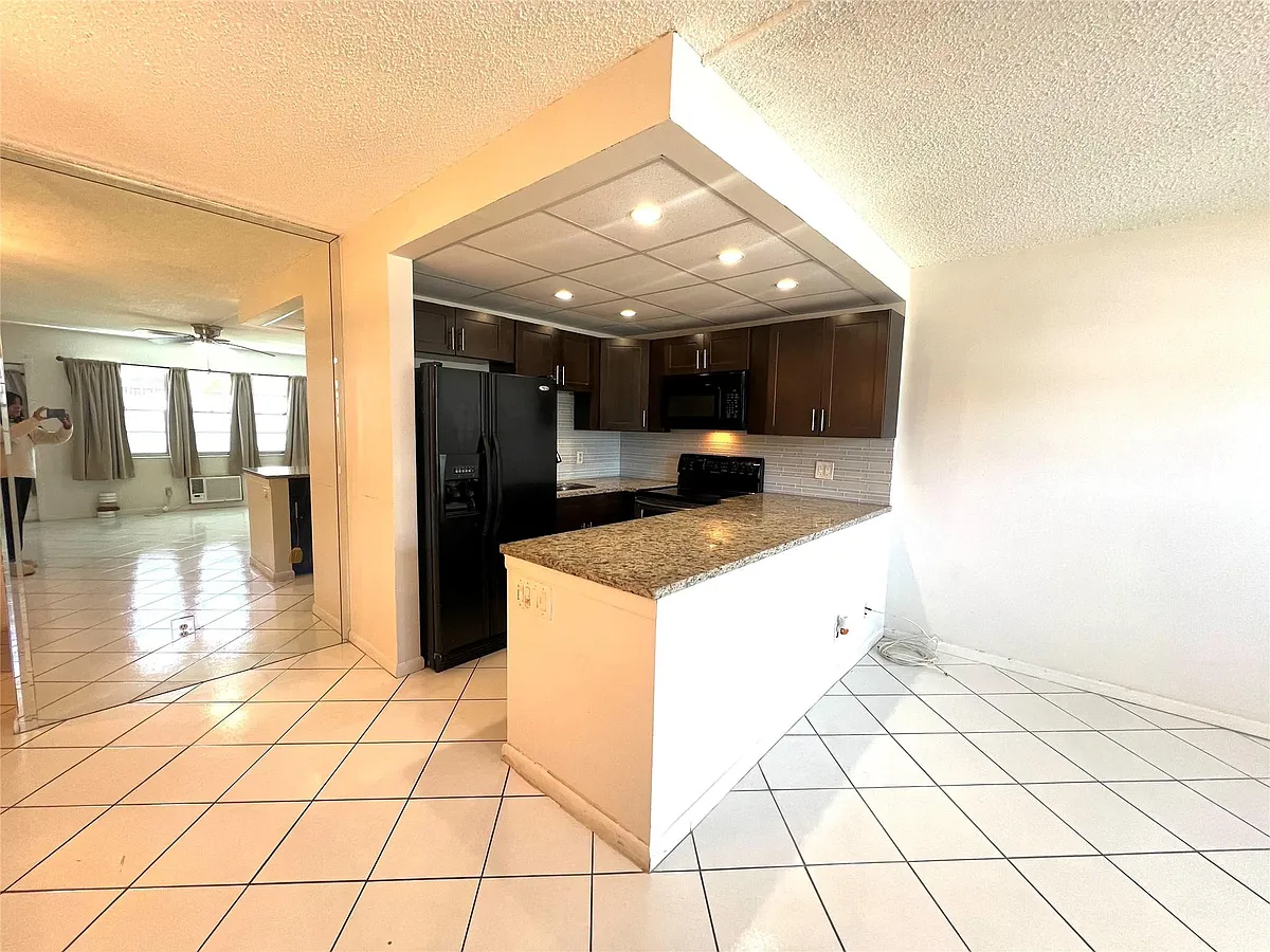 Building Photo - 111 Oakridge Cir #111-I