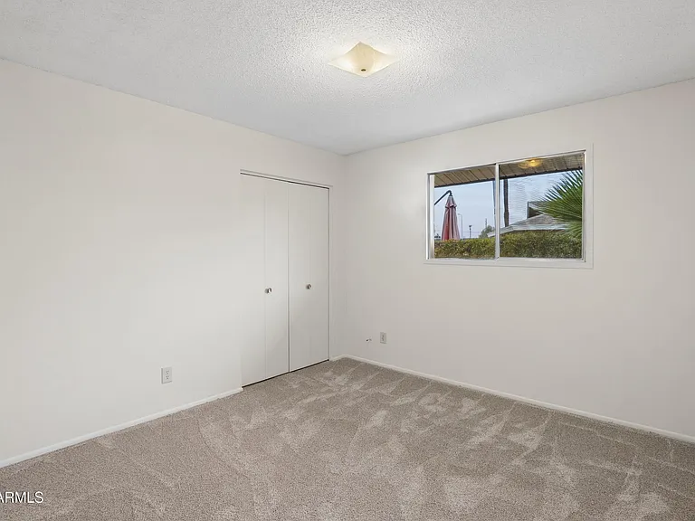 1014 E Balboa Cir — Photo 35