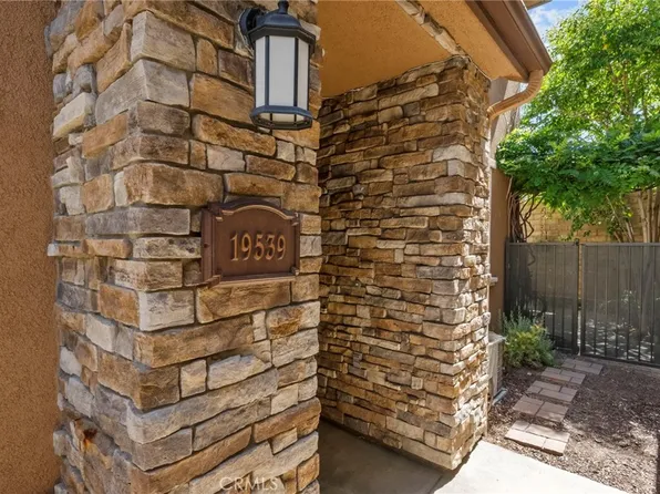 19539 Laroda Ln, Santa Clarita, CA 91350