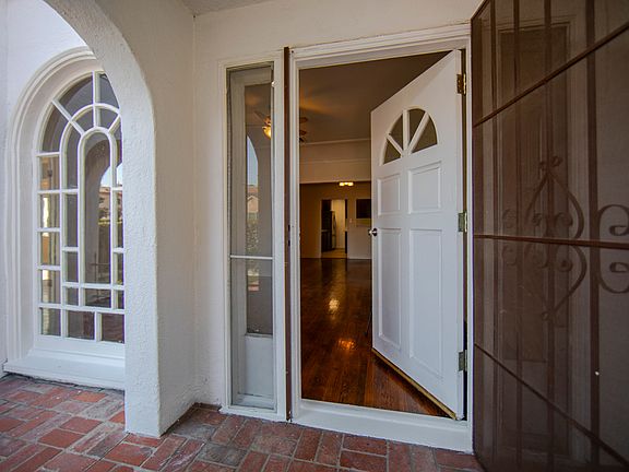 entrance to living room 1