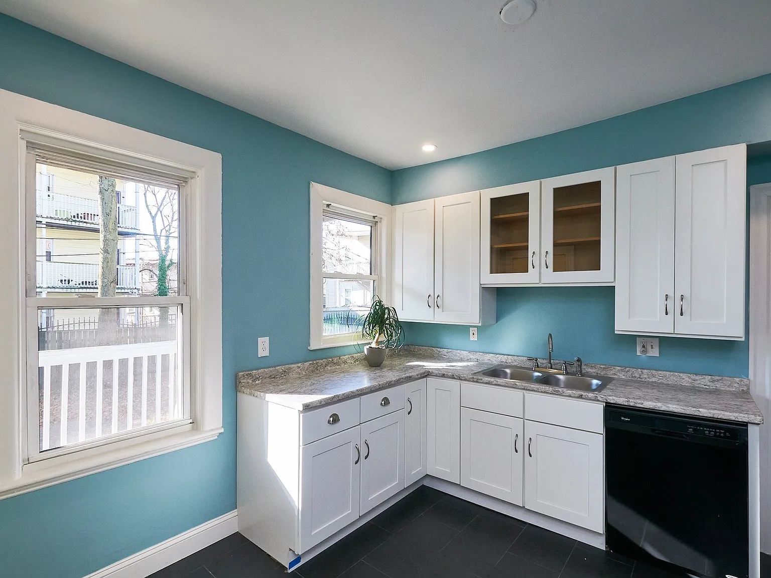 3 bed, 1.0 bath, 1250 sqft, $3,000 — Photo 2