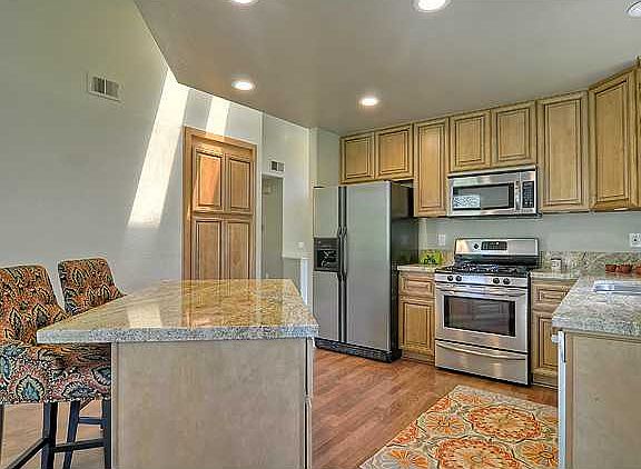 3rd image of 690 Poinsettia Park S