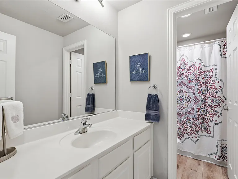 Upstairs full bathroom