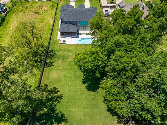 4th image of 4621 S Columbia Pl