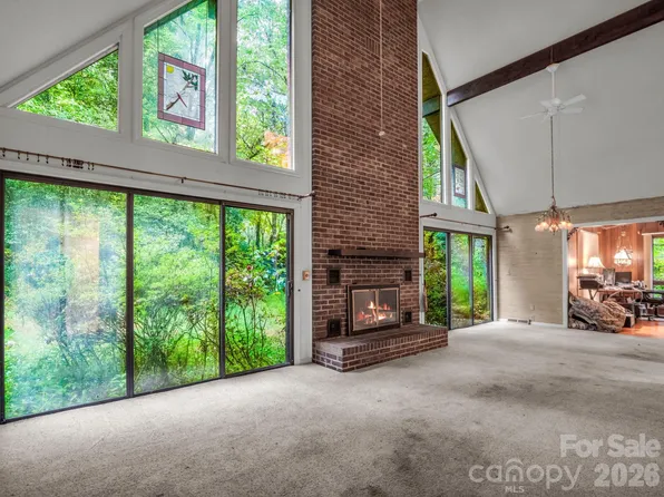 421 Chickadee Ln, Brevard, NC 28712