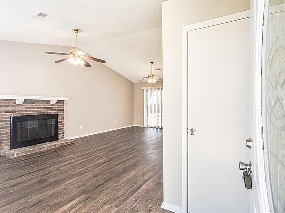 4th image of 7401 Deer Park Dr