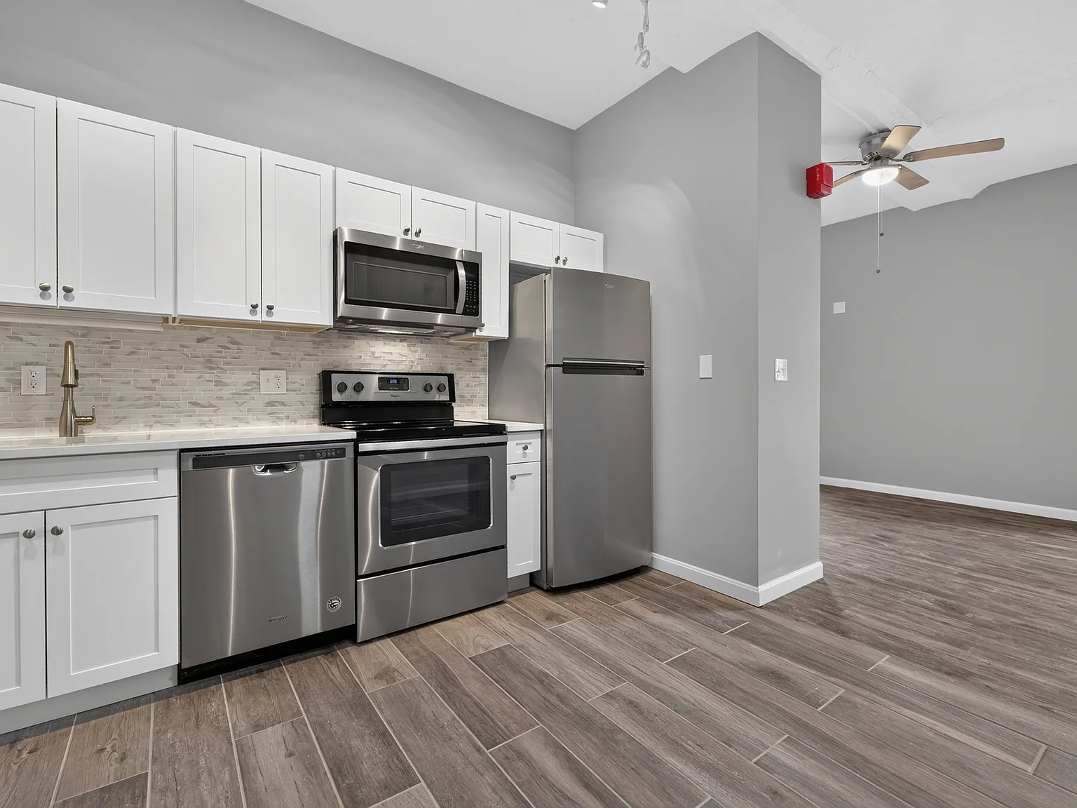 Studio, 450 sqft, $1,725 — Photo 2