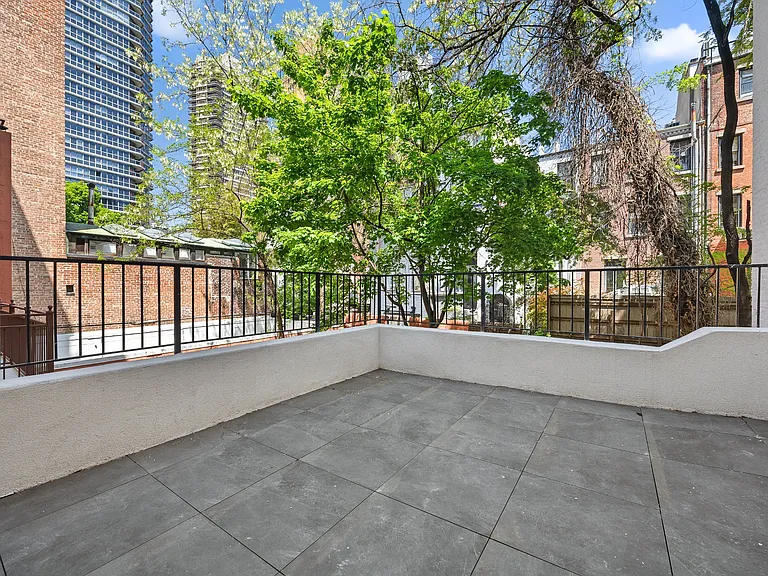 233 E 60th St #1 — Photo 15