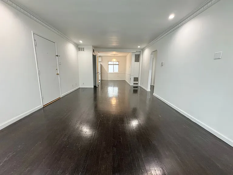 307 S Clark Dr — Photo 5