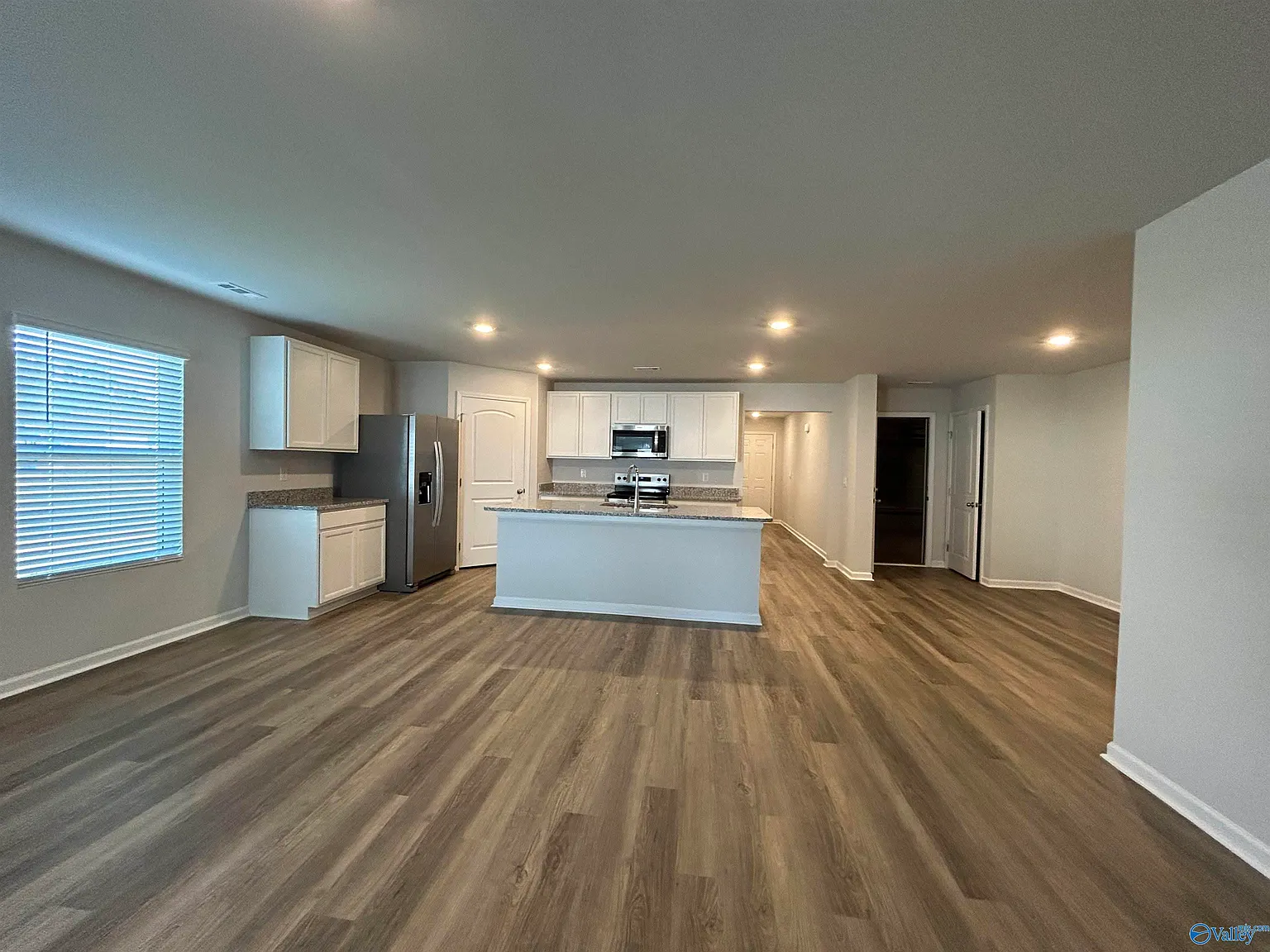 5 bed, 3.0 bath, 2016 sqft, $2,150 — Photo 3