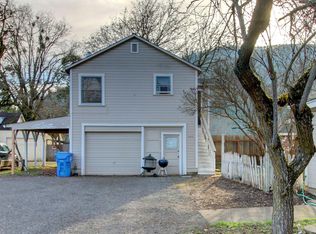 420 N 1st Ave, Gold Hill, OR 97525