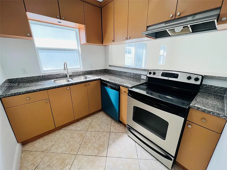 950 Bay Dr #6 — Photo 6