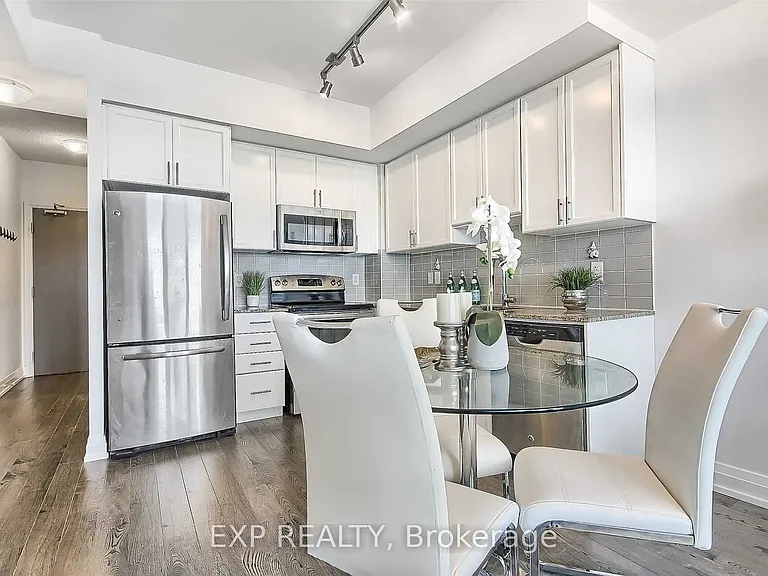7167 Yonge St #523 — Photo 11