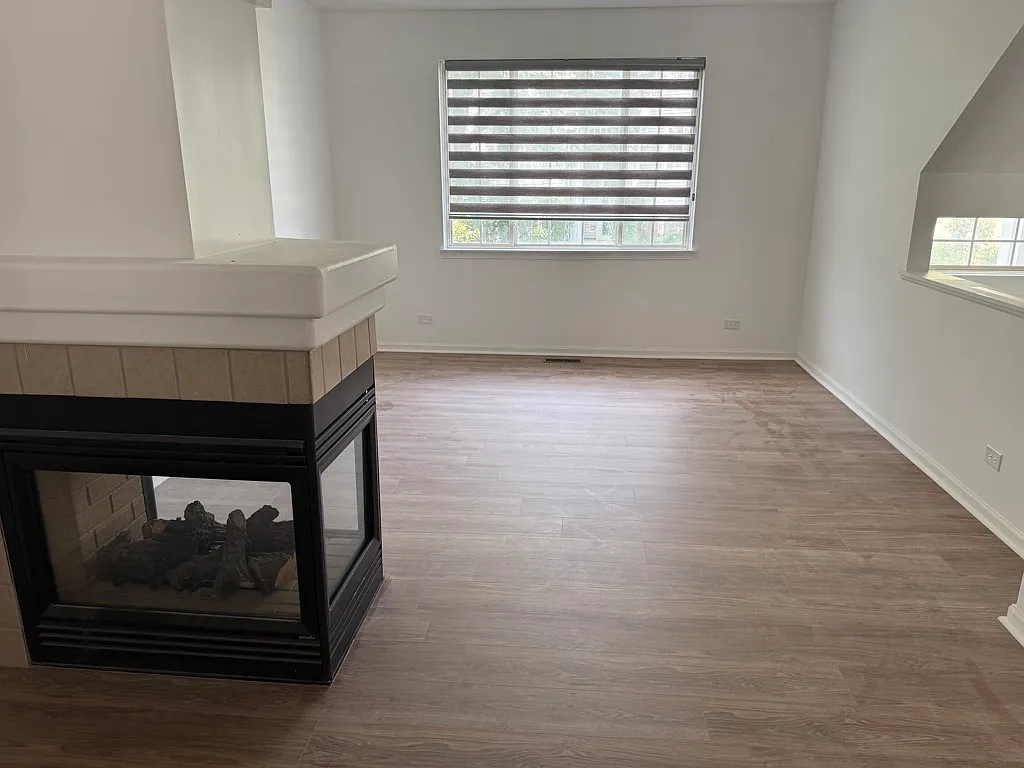 Spacious 3 bedroom townhouse with finished basement and two-car garage — Photo 4