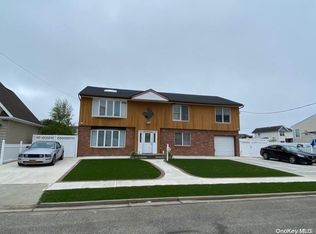 696 S 9th St, Lindenhurst, NY 11757