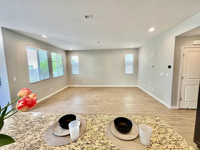 1613 Viburnum Ln — Photo 6