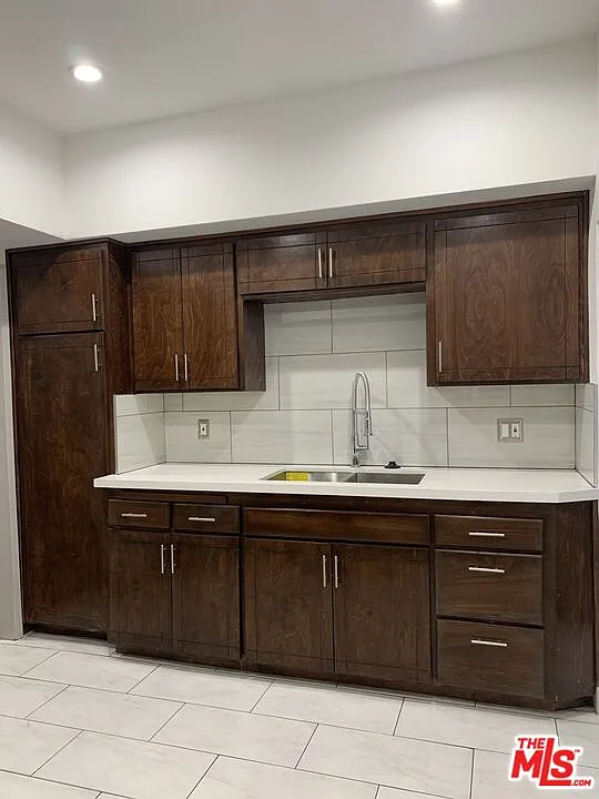 2 bed, 1.0 bath, 1301 sqft, $2,400 — Photo 4