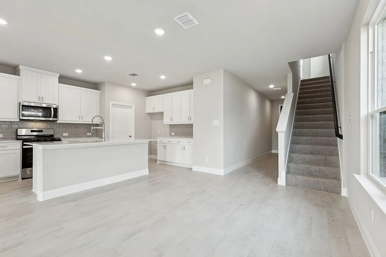 4 bed, 2253 sqft, $2,800 — Photo 2