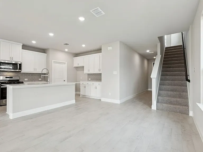 704 Santa Lucia Dr — Photo 2