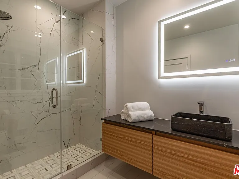 702 N Beverly Dr — Photo 44