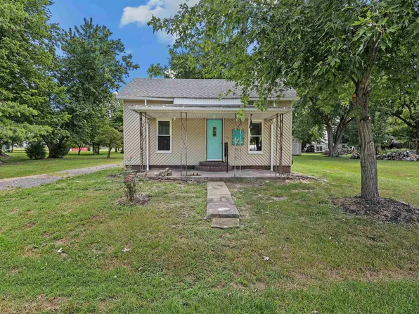 208 Pine St, Ewing, IL 62836