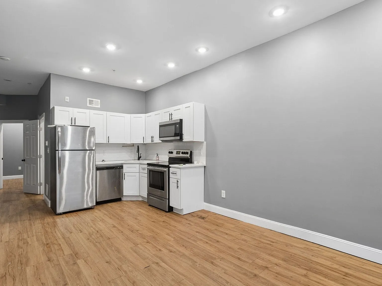 2932 W Oxford St — Photo 3