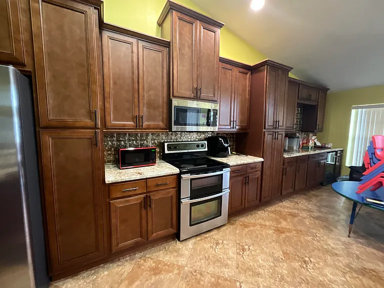 315 SW Dwight Ave — Photo 3