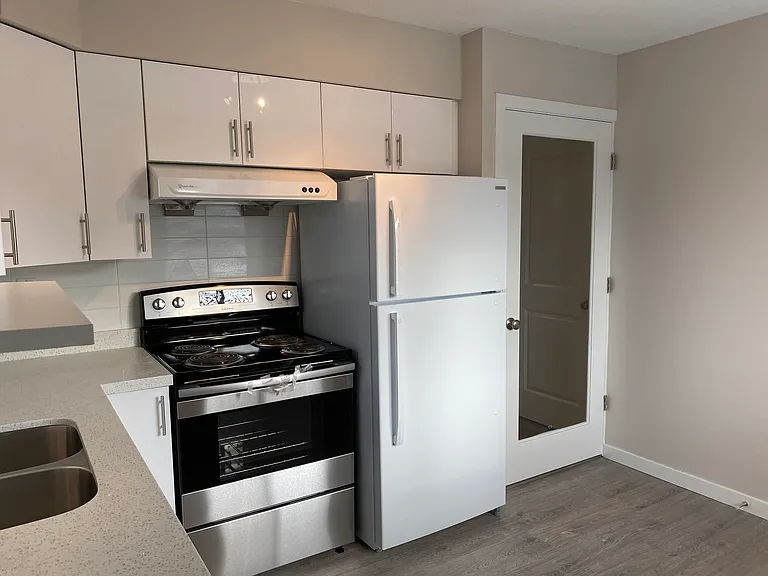 102 King Edward Ave E — Photo 10