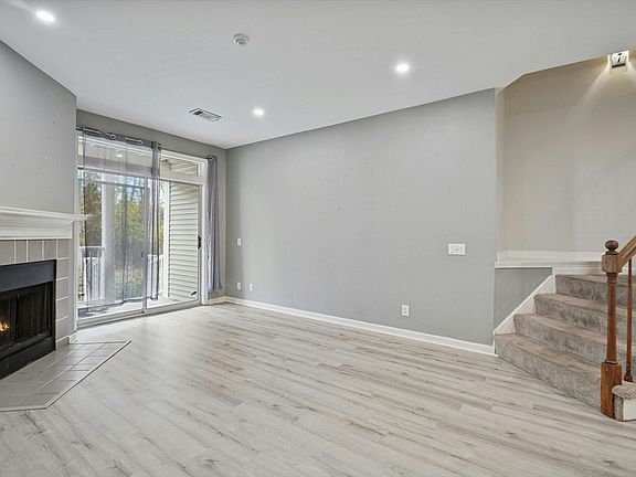 4th image of 77 Bradford Commons Ln #77