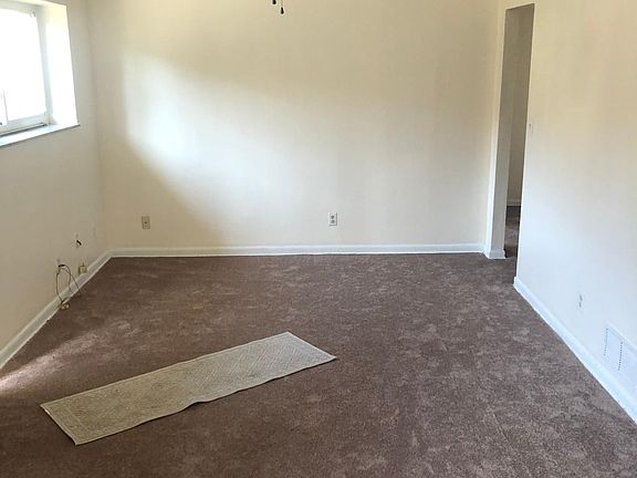 3rd image of 914 Wilson St