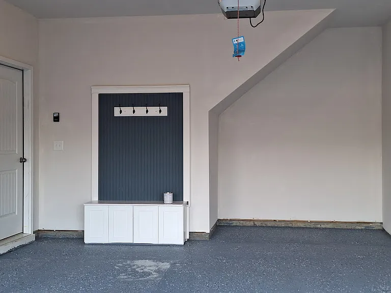 160 Marion Dr — Photo 2