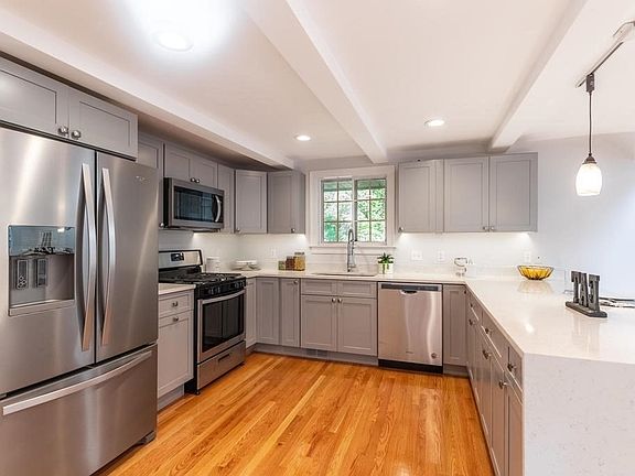 5th image of 15 Icehouse Ln