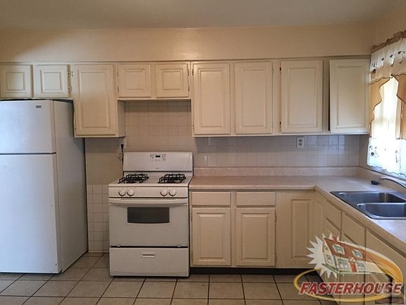 921 Drummond - Kitchen