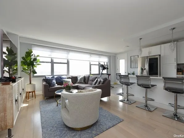 61-20 Grand Cent Parkway image 13 of 32