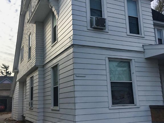 3rd image of 1008 Franklin St SE