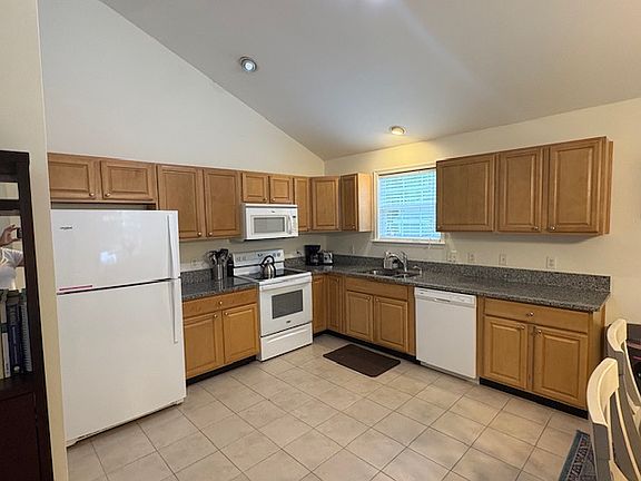 3rd image of 10 Gatehouse Trl