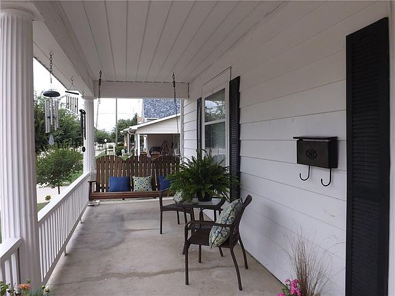 2nd image of 1118 N Main St